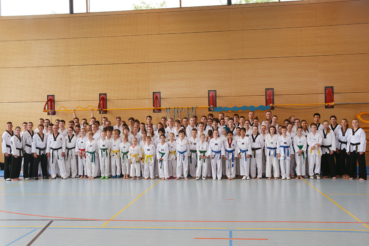 Die Lehrgangsteilnehmer mit dem Hansu-Showteam.